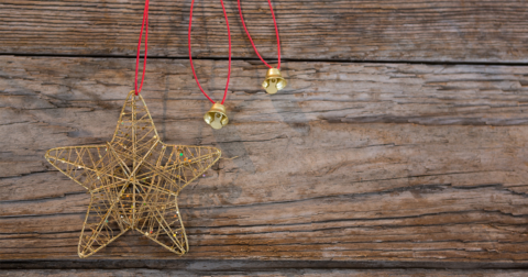 étoile de Noël dorée suspendues avec des grelots