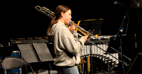 jeune élève de tuba sur scène