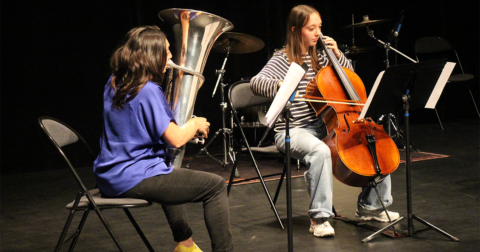 une élève de violoncelle et une autre de tuba sur scèné