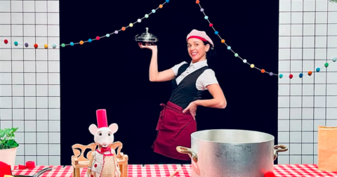 comédienne déguisée en cuisinière